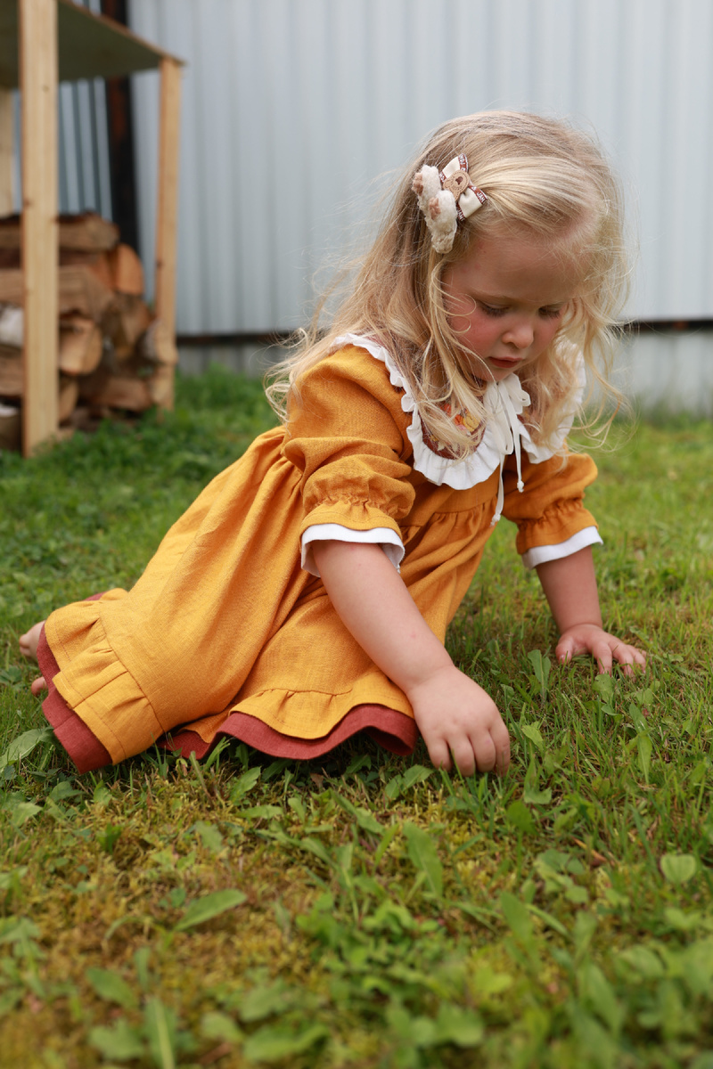 Льняное платье для девочки с вышивкой