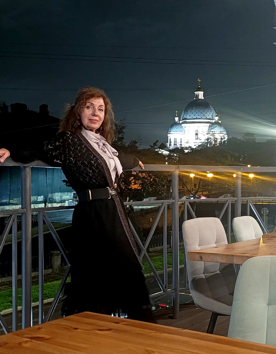 Автор на открытой веранде бара на Крюковом канале с видом на Троицкий собор. 