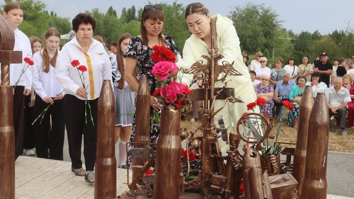    В Александрово-Гайском районе открыли памятник героям спецоперацииНовости Саратова и области – Сетевое издание «Репортер64»