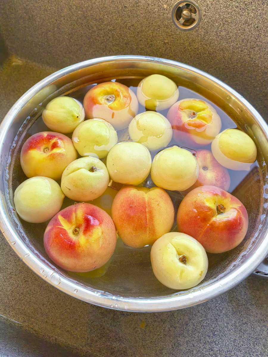 Фруктов в этом году наелись всласть. Впервые за много лет цены были адекватные на нектарины, персики, абрикосы и прочие радости жизни. 