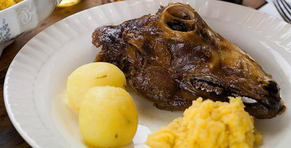    Шведов бесплатно накормили яичками ягнёнка