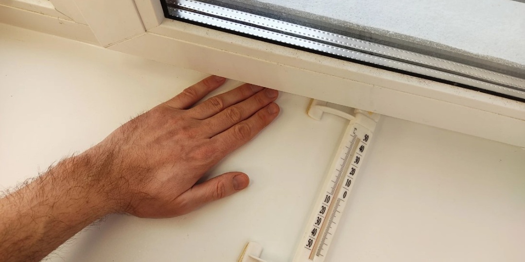 Как я избавился от сквозняка между рамой и подоконником