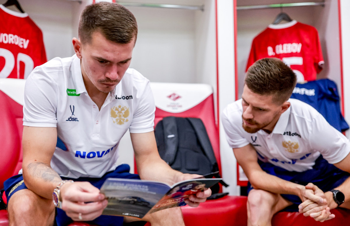 Дмитрий Воробьев и Данил Глебов внимательно изучили программку к матчу Россия - Иордания. Фото: соцсети сборной России по футболу