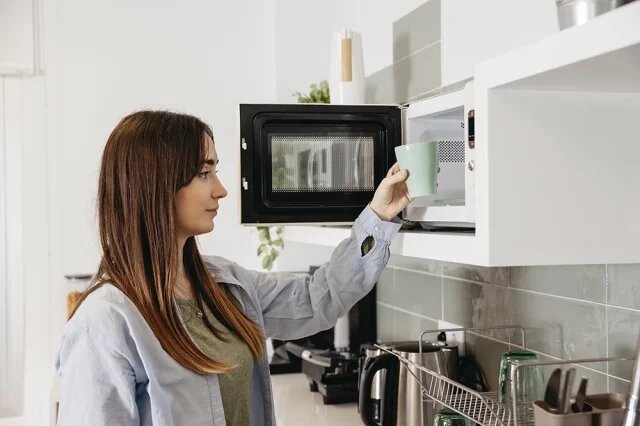    Какие продукты нельзя греть в микроволновке?