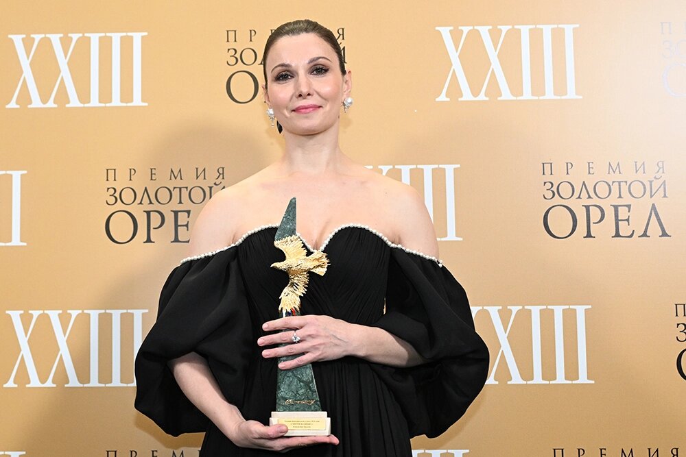    Актриса Александра Урсуляк (фильм «Смотри на меня!»), получившая премию в номинации «Лучшая женская роль в кино», на торжественной церемонии вручения ХХIII Национальной премии в области кинематографии «Золотой Орел», 2025 год. Фото: РИА Новости/ Екатерина Чеснокова