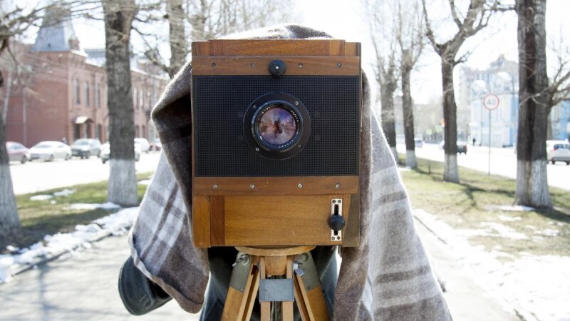     Николай Потешкин и ретро-фотоаппарат. Анна Зайкова