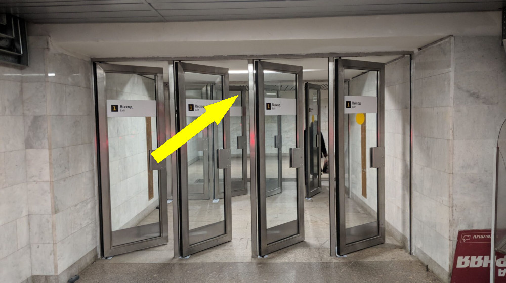    Почему двери метро такие тугие и что скрывается за этим?