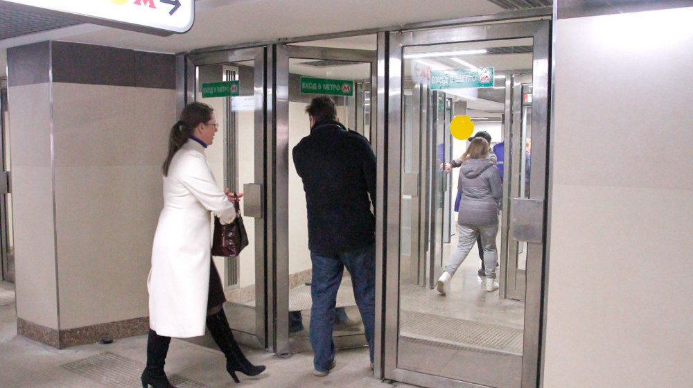    Почему двери метро такие тугие и что скрывается за этим?