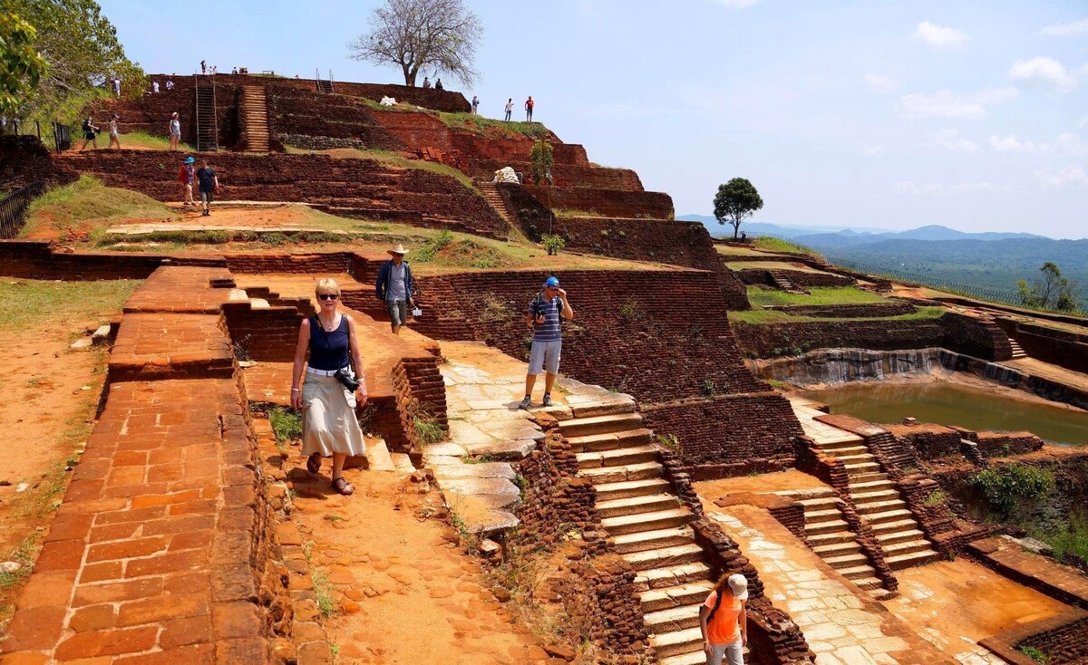 Дворец-крепость. Исчточник: https://yulatrip.ru/sigiriya-lvinaya-skala-sri-lanka/