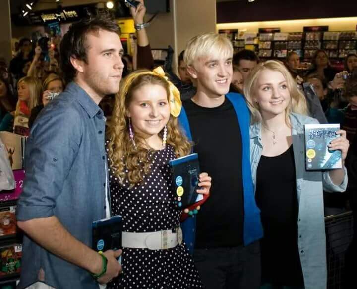 Джесси Кейв с другими актерами франшизы