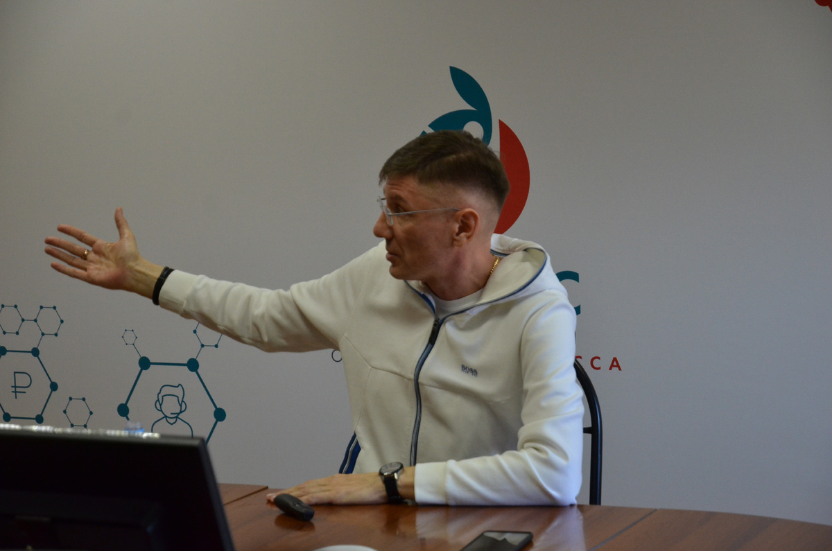 Сергей Белов коуч-психолог читает лекцию по психологии отношений