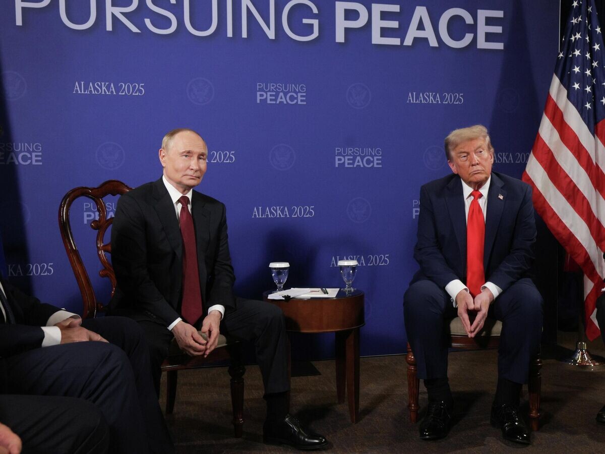    Президент РФ Владимир Путин и президент США Дональд Трамп (справа) во время переговоров в узком составе на Аляске© РИА Новости / POOL