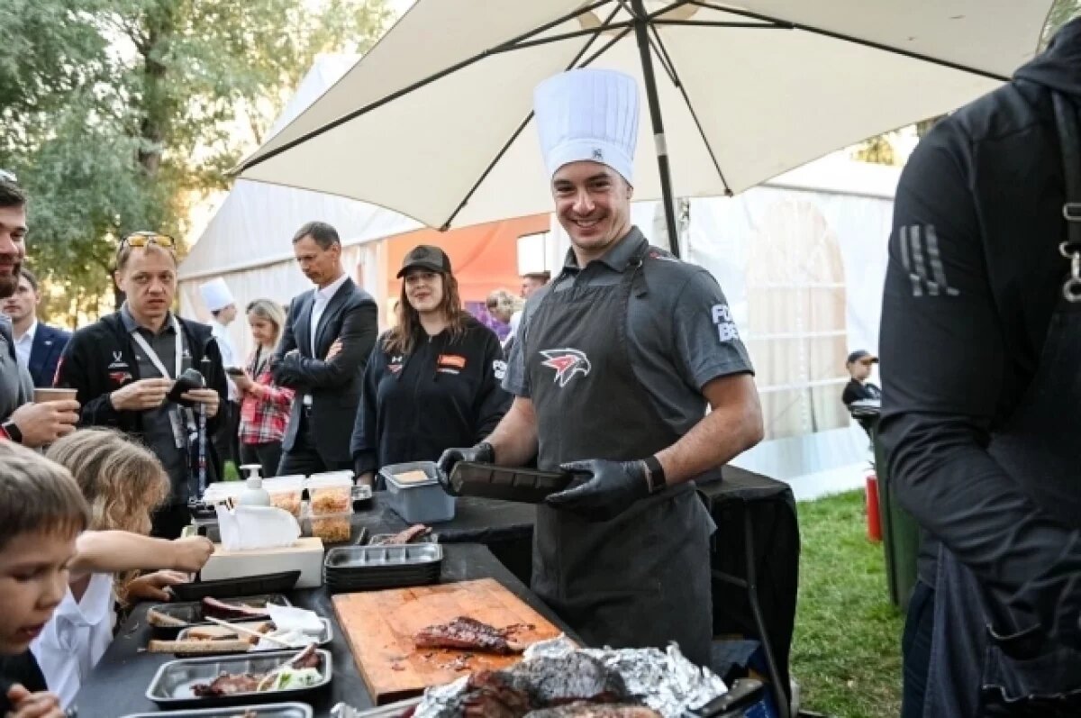    Новичок омского «Авангарда» угостил семью Шарипзянова блюдом из мяса