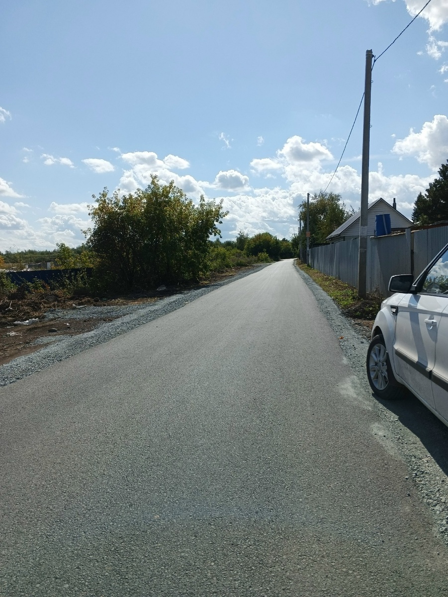 Из приятного - от остановки положили новый асфальт