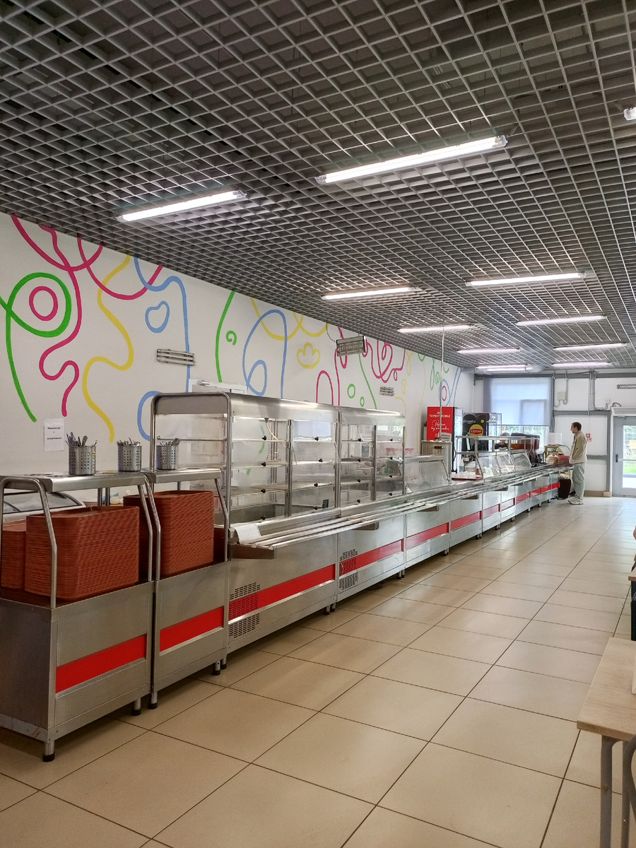 Пустынная пока зона раздачи