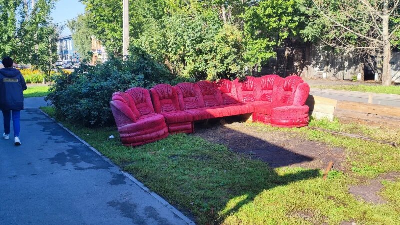     В центре Барнаула жители организовали зону отдыха с цыганским шиком. Предоставлено altapress.ru