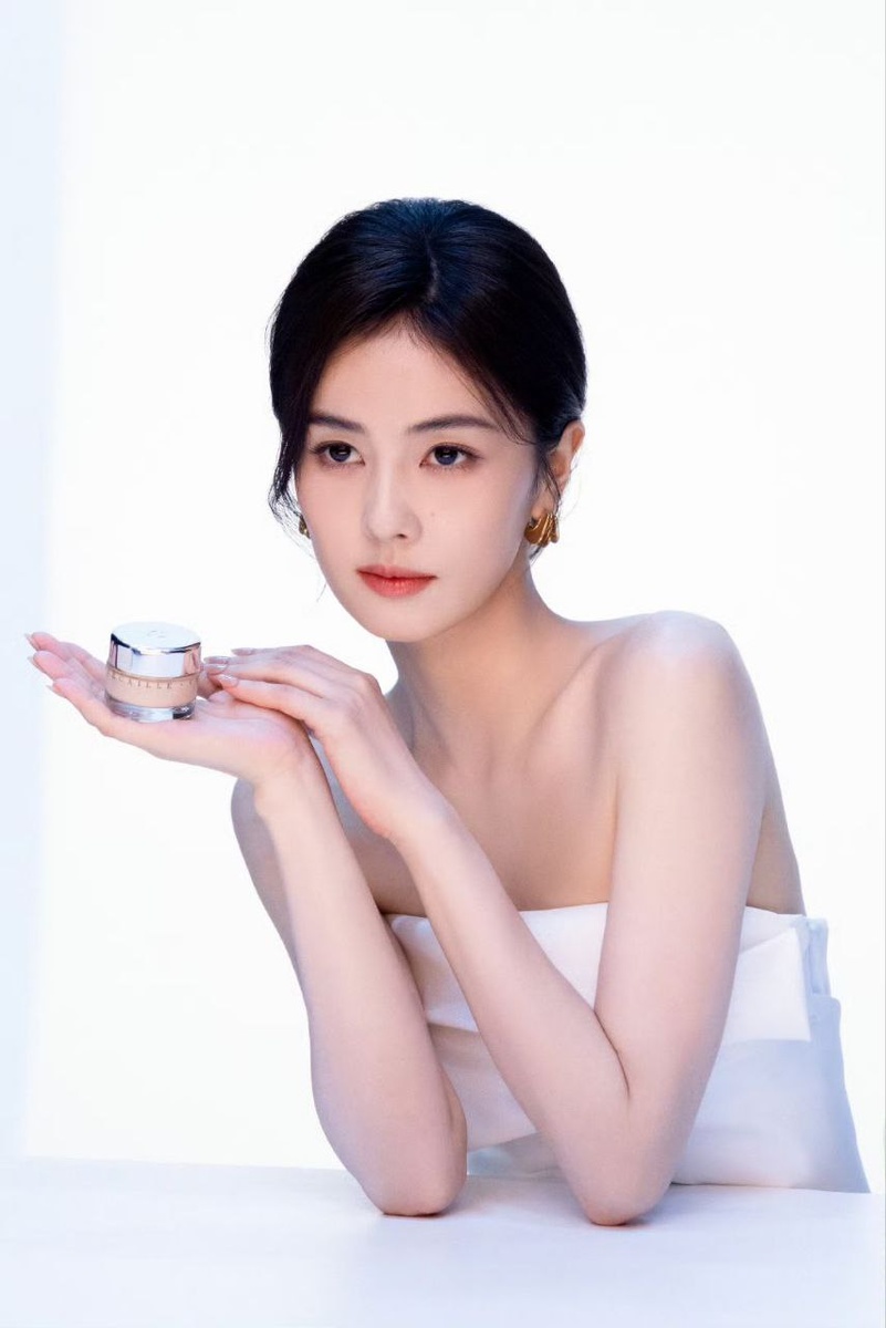 Актриса Бай Лу...