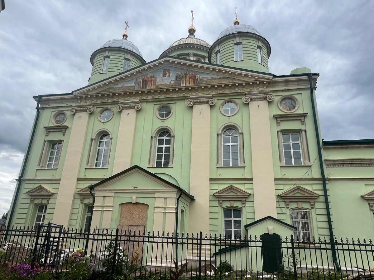 Троицкий собор. Вид со стороны Воскресенской церкви. Фото автора