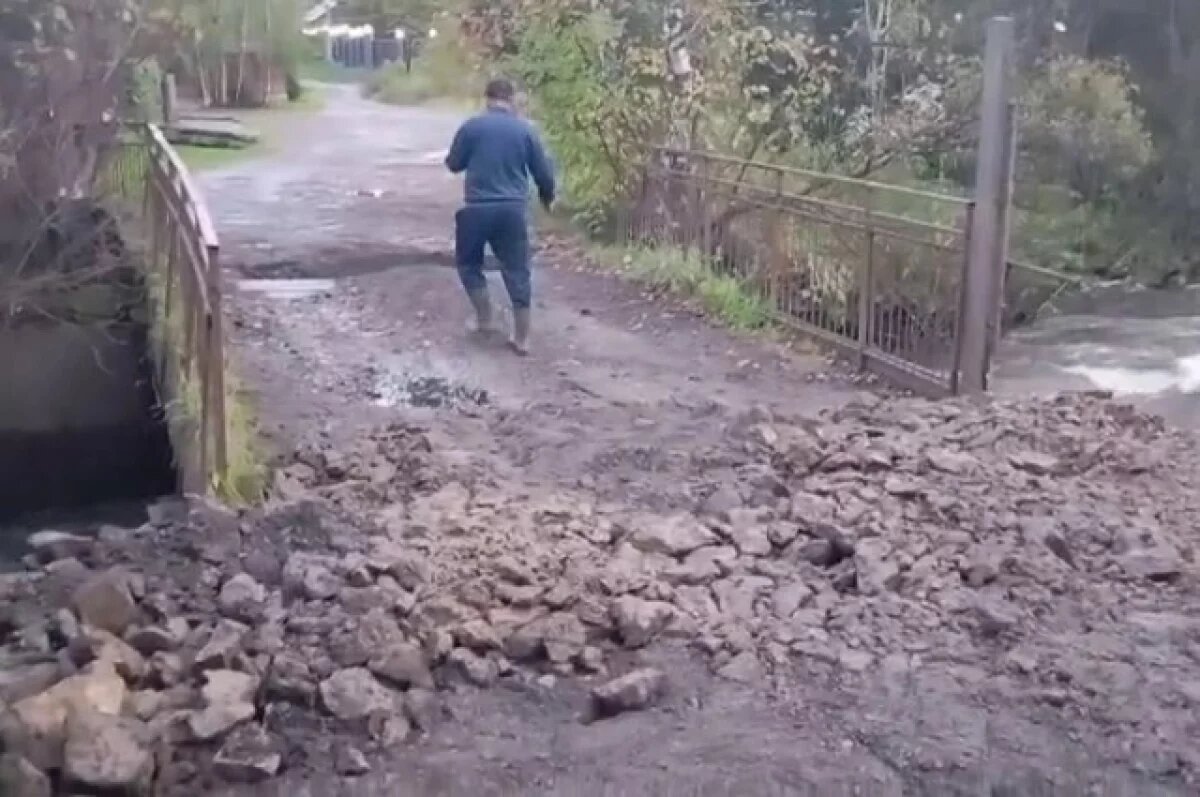    Мост уже восстановили, а дорогу сегодня должны доделать.