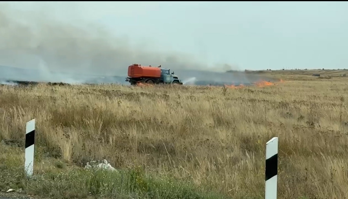     На востоке Оренбургской области продолжают тушить степной пожар Оренбуржье
📷    На востоке Оренбургской области продолжают тушить степной пожар Оренбуржье
