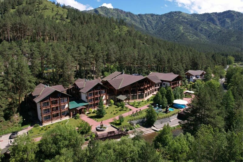 База "Марьин остров" возле Чемала. Стоимость в сутки на 2 человек доходит почти до 100 000 рублей