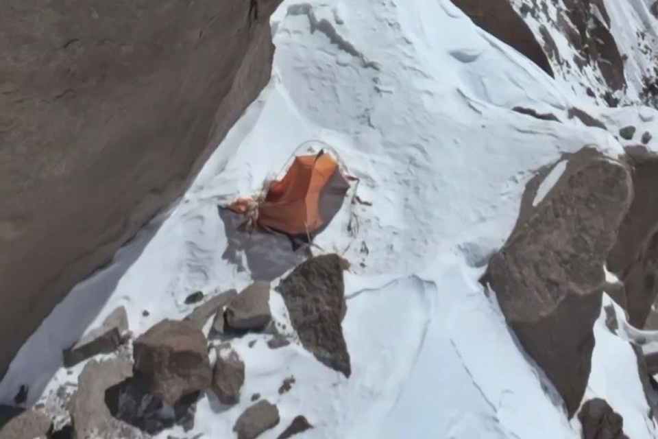 Палатка Наговициной на высоте 7100 м.  фото: картинки яндекс.