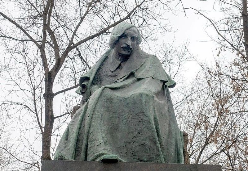 Памятник Гоголю на Никитском бульваре.