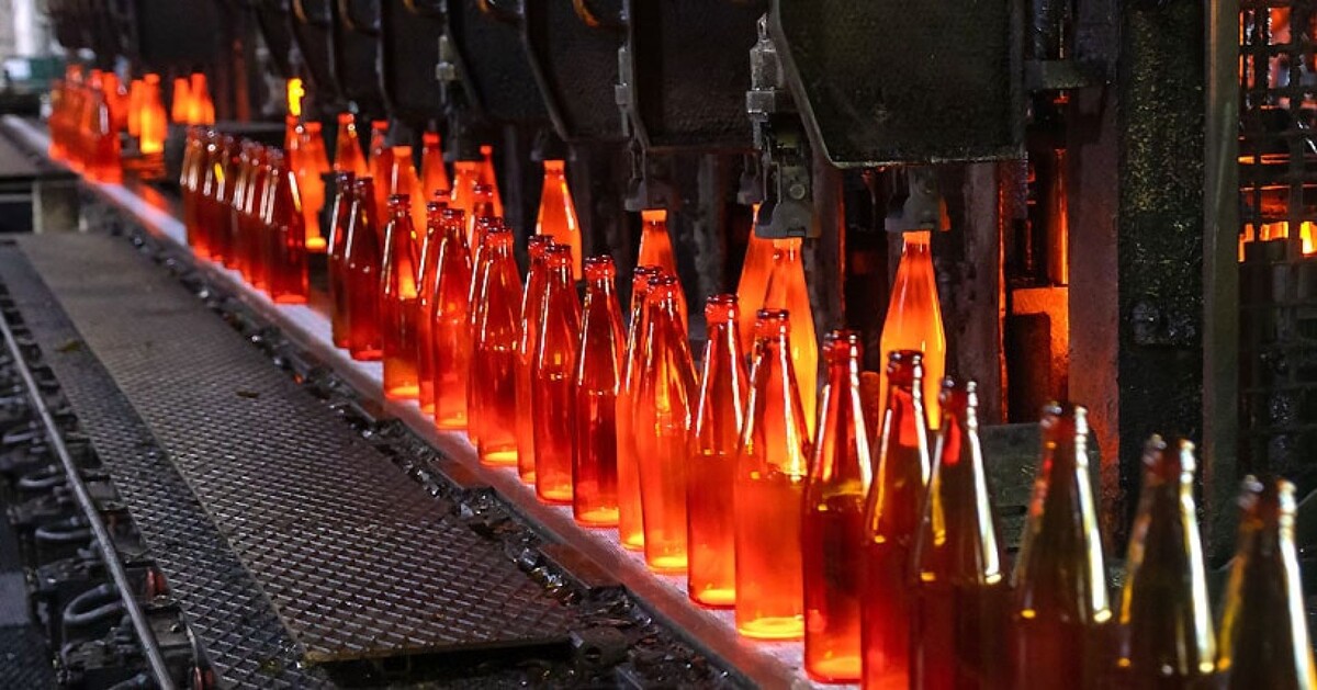 Один из маршрутов промышленного туризма в Новосибирске знакомит с производством стекла.