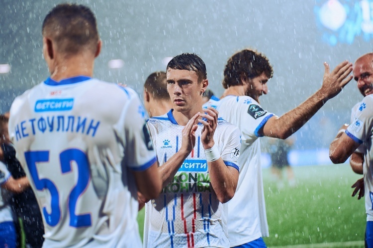    Игроки «Факела» / фото: fakelfc.ru