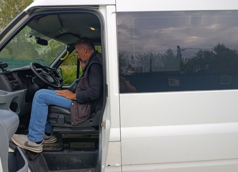 Серега осматривает машину