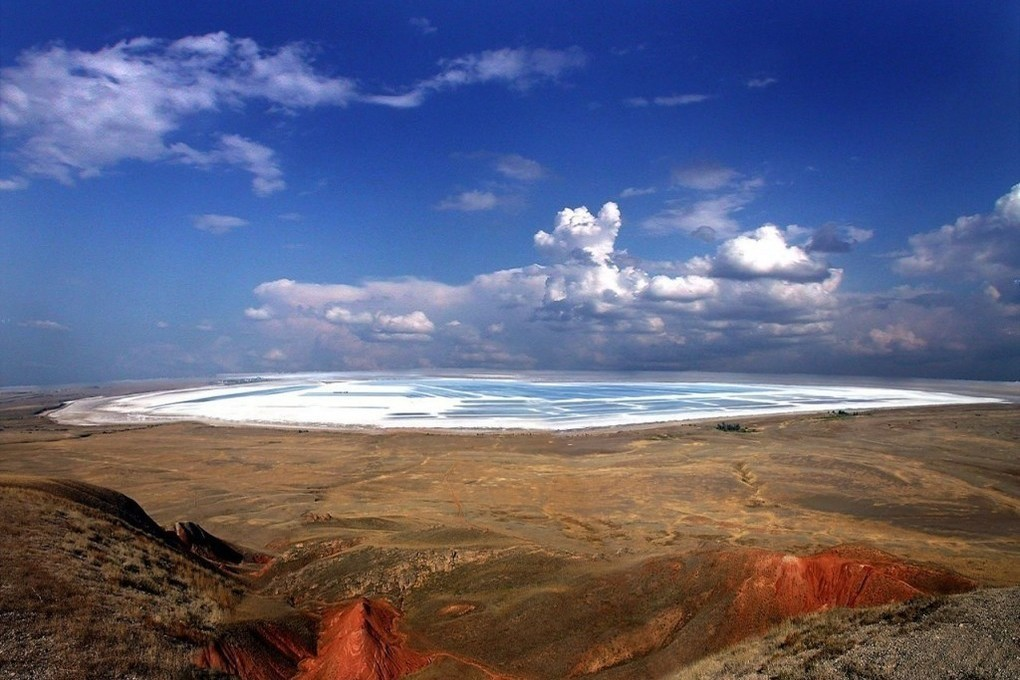 Солёное озеро Баскунчак и красная гора Богдо