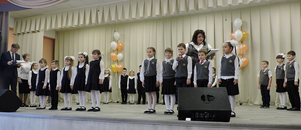    Единый стандарт формы с точки зрения дизайна не вводится. Фото из архива редакции. Гимназия №1 Линево.
