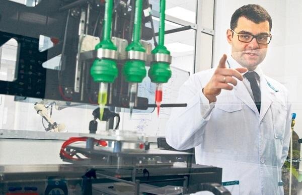 Пример биопринтера, где в качестве экструдера используются три стандартных шприца с пластмассовыми «носиками»