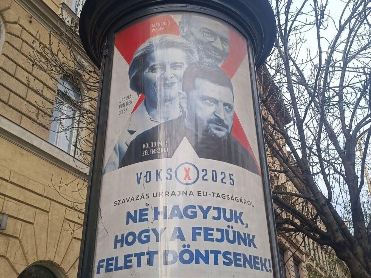    Плакат с изображениями Владимира Зеленского, Урсулы фон дер Ляйен и Манфреда Вебера в Будапеште© РИА Новости