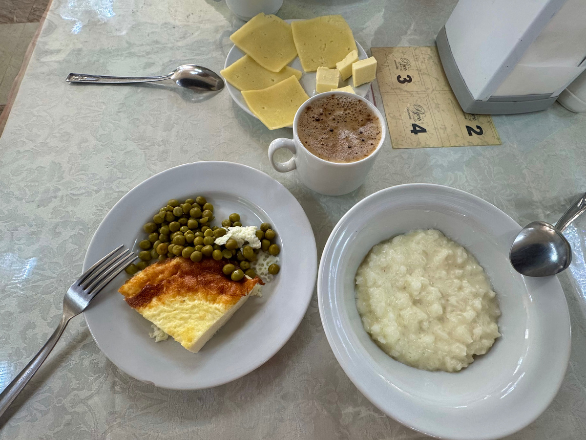 Каша вкусная очень и чёпный кофе проложили приятный путь в день. Фото автора.