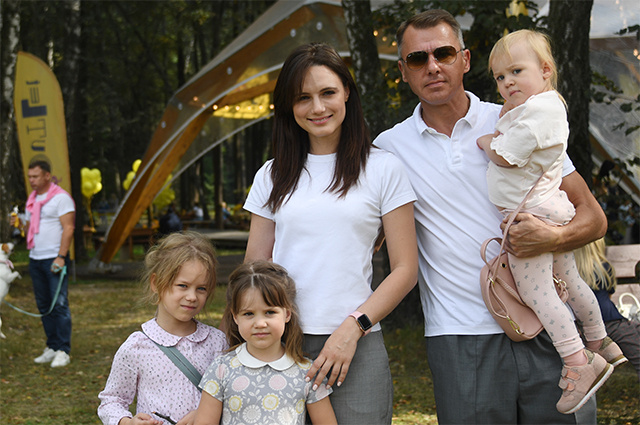    Актер Игорь Петренко с супругой Кристиной Бродской и детьми на пикнике в Москве. Фото: РИА Новости/ Кирилл Каллиников