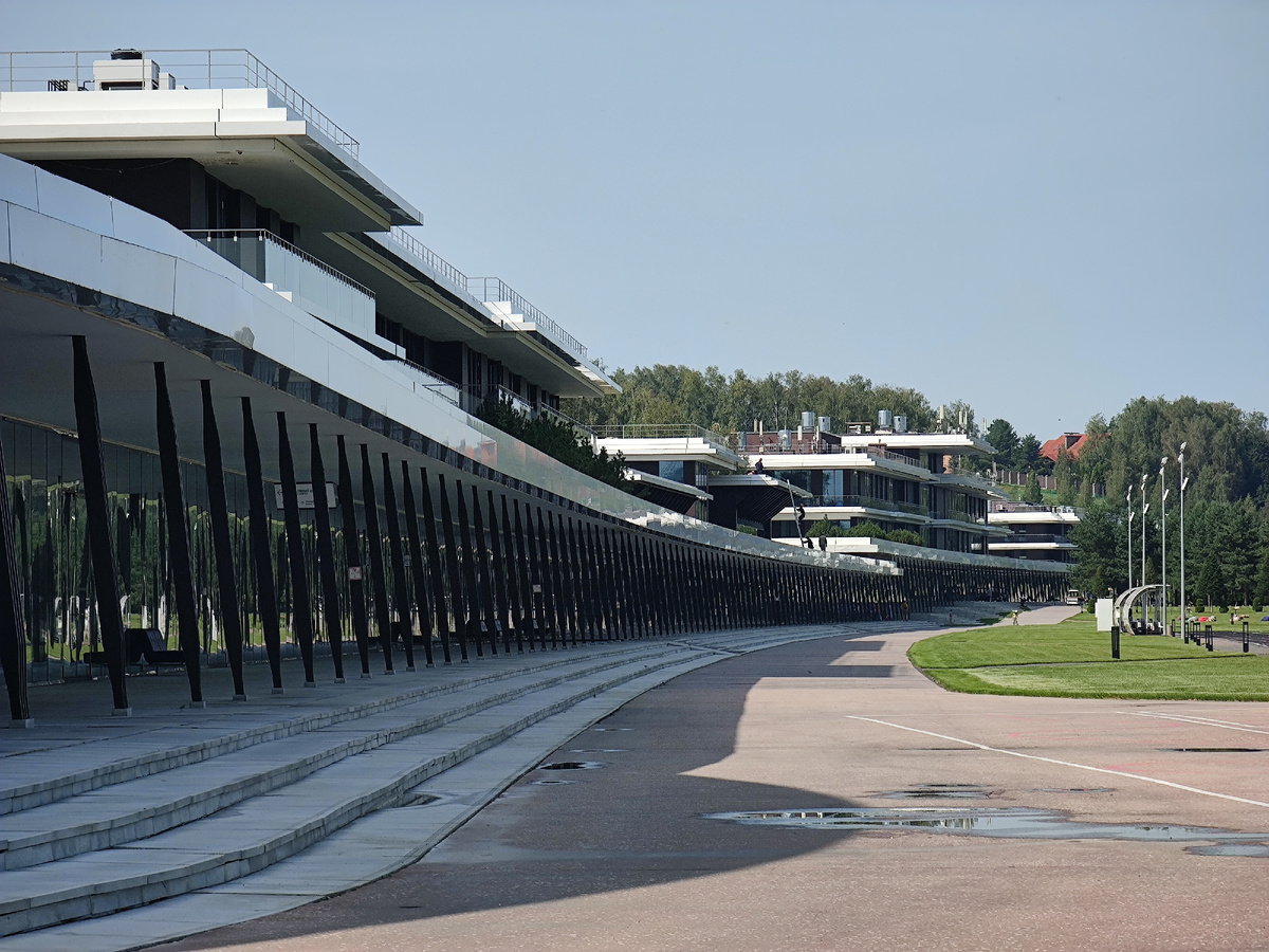 Это длиннющее здание - кампус университета 