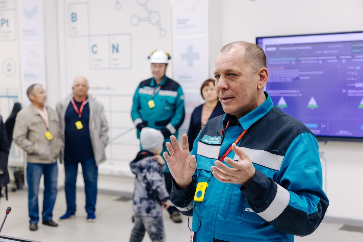    Родителям сотрудников Нижневартовского ГПЗ показали, как работает газопереработка будущего