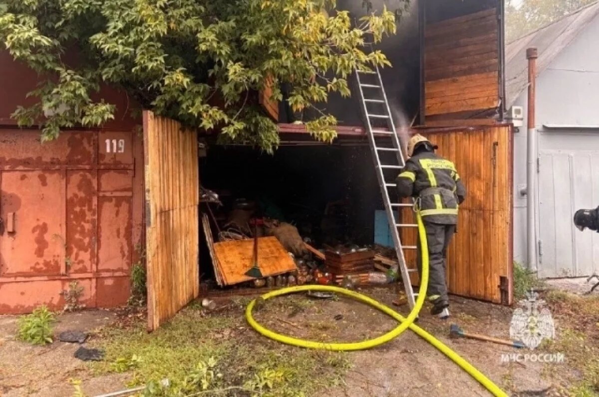    Тульские спасатели за сутки потушили дом, гараж и трактор