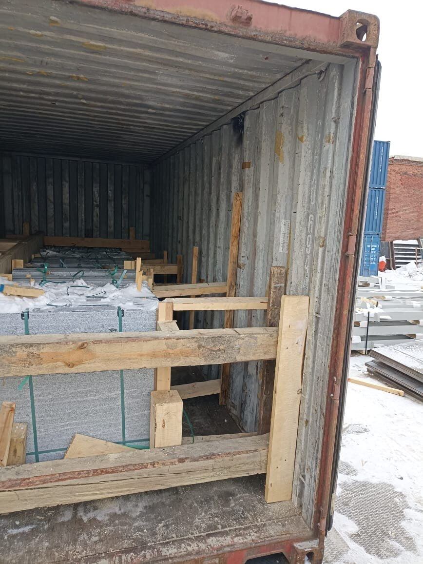 Размещение гранита в контейнеры для ж/д перевозки