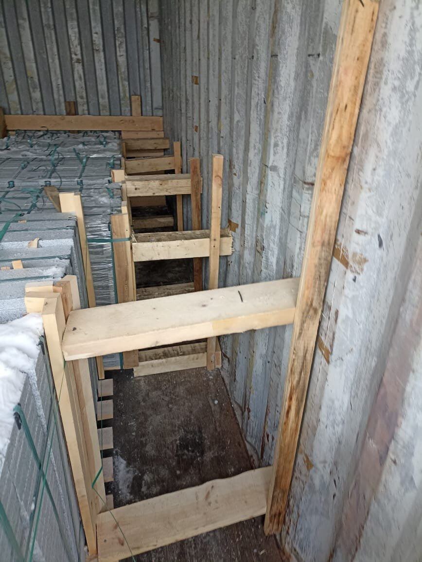 Установка деревянных реек для безопасной транспортировки