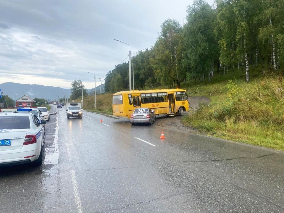    ДТП со школьным автобусом в Республике Алтай. Источник: МВД по Республике Алтай