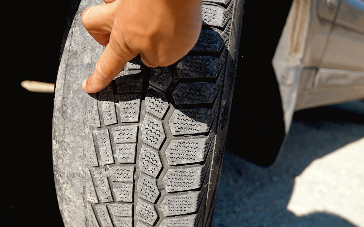 ERIK Miheyeu / Shutterstock / FOTODOM📷В зависимости от причины наблюдается интенсивный износ тех или иных частей покрышки, что облегчает выявление источника возникших проблем