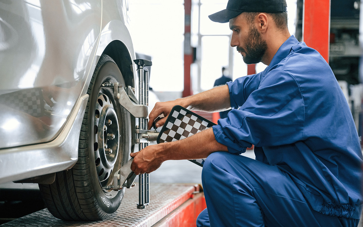 Standret / Shutterstock / FOTODOM📷При износе шин зачастую может помочь сход-развал (его же принято называть развал-схождение) — это процедура регулировки углов наклона колес автомобиля
