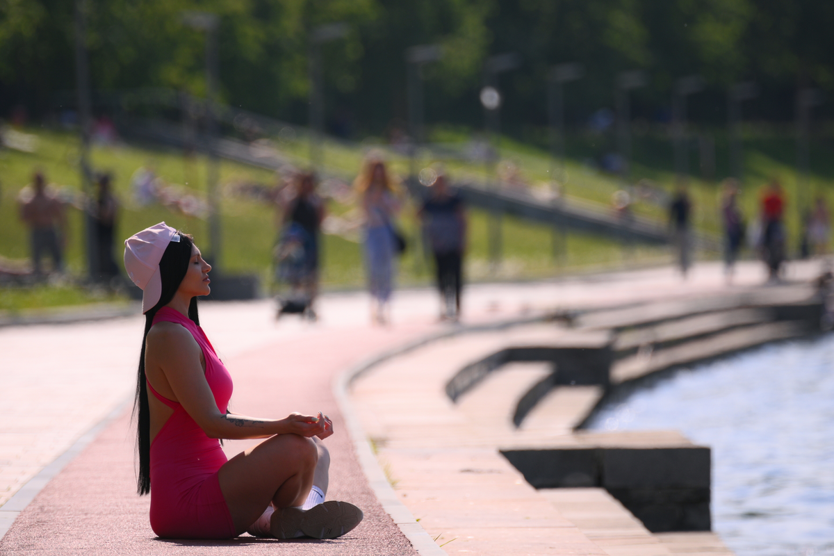 Девушка на набережной Нескучного сада в Москве. РИА Новости