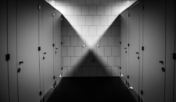    Дети - в школе, туалет - на улице