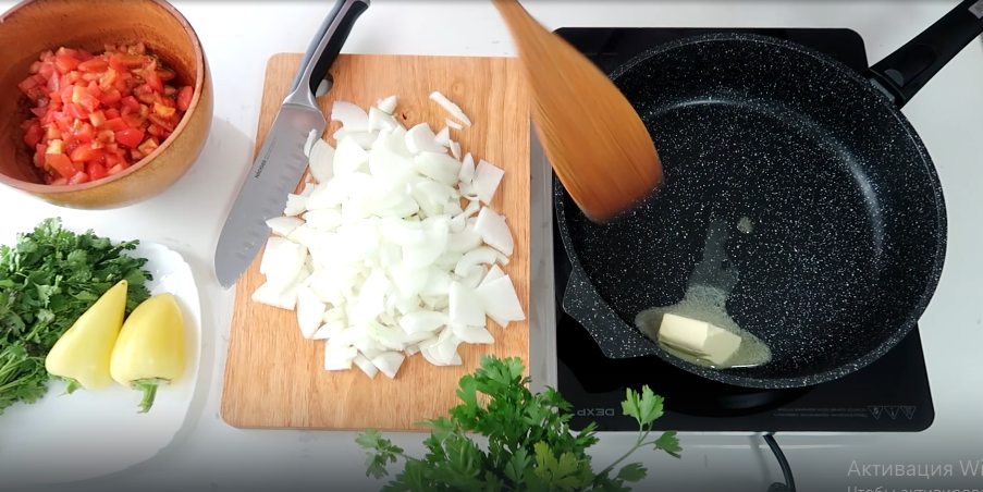 Лук нарезаем четверть кольцами