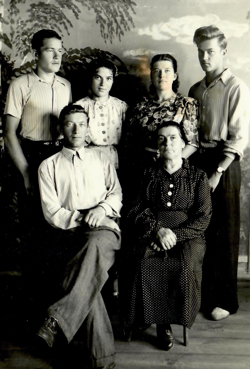 Семья Лобановых. Июль 1955 года. Аркадий Васильевич стоит первый справа.