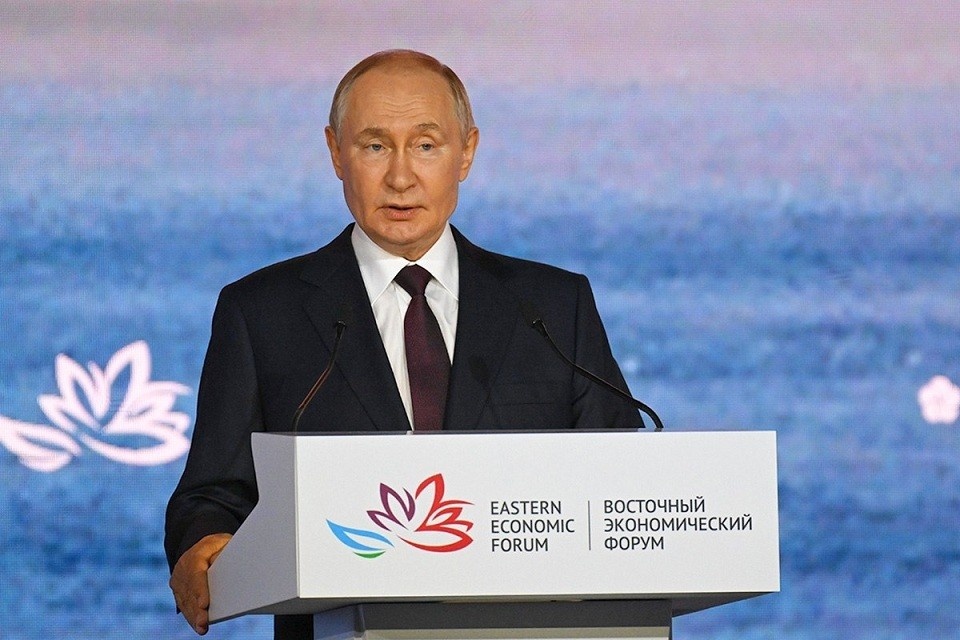    Владимир Путин допустил объединение платежных инструментов России и Китая Михаил ФРОЛОВ