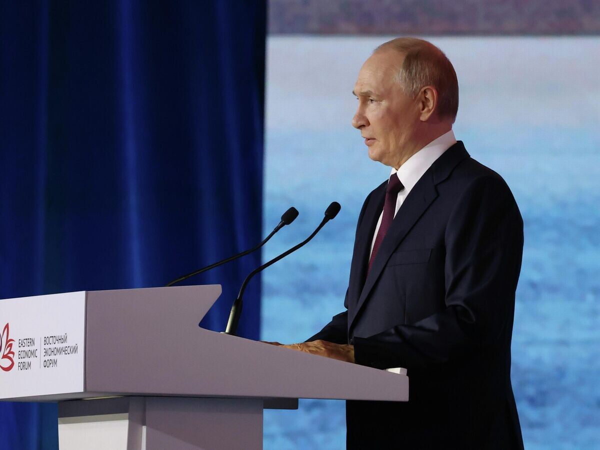    Президент РФ Владимир Путин выступает на пленарной сессии Восточного экономического форума© РИА Новости / POOL